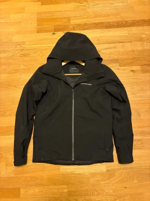 Svart Peak Performance skidjacka - Svart Maroon Insulated skidjacka från Peak Performance med huva, hel dragkedja och diskret logga på bröstet. Jackan har en avtagbar luva. Nästintill ny skick endast använt fåtal gånger. Nypris 3499kr som ni ser på bild 4. Mitt pris 1299kr. Storlek S. Pris kan diskuteras vid snabb affär. Hör av er vid frågor eller funderingar.