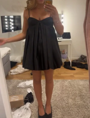 Svart kort satinklänning med tunna band - Otroligt fin svart satin klänning, endast använd en gång!😍😍