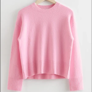 Rosa stickad tröja Other Stories  - Rosa stickad tröja från Other Stories i S ☀️ Nypris 550kr, slutsåld på hemsidan!