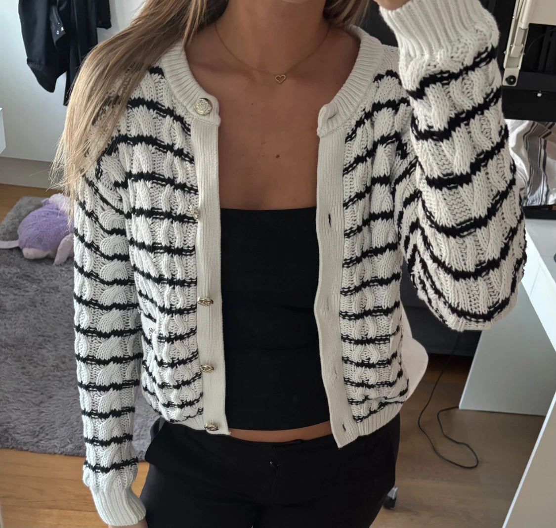 Vit och svart randig kofta med knappar - 1