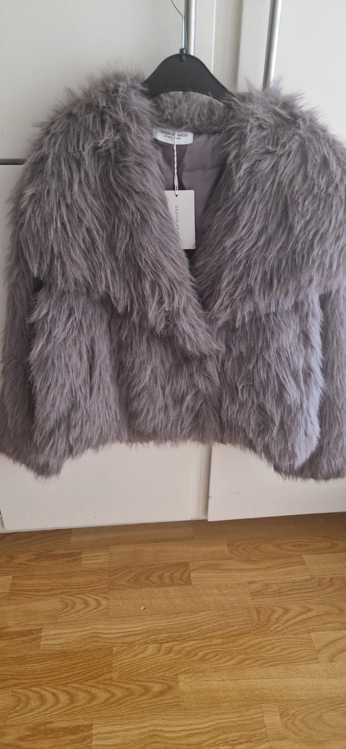Grå pälsjacka från Design by Amor
