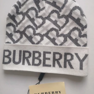 Burberry mössa strl S - helt ny med lapoen kvar. passar storlek S, mått 22.5cmx23 cm