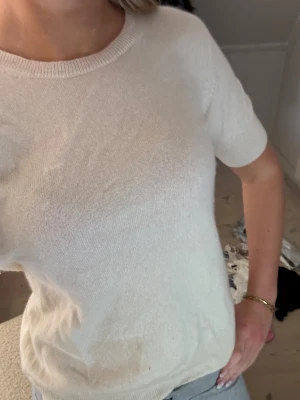 Kashmir tröja  - Superfin tröja i Kashmir från Jackie. Storlek m men skulle mer säga att den är s. Har två små fläckar som visas på sista bilden men syns knappt💕