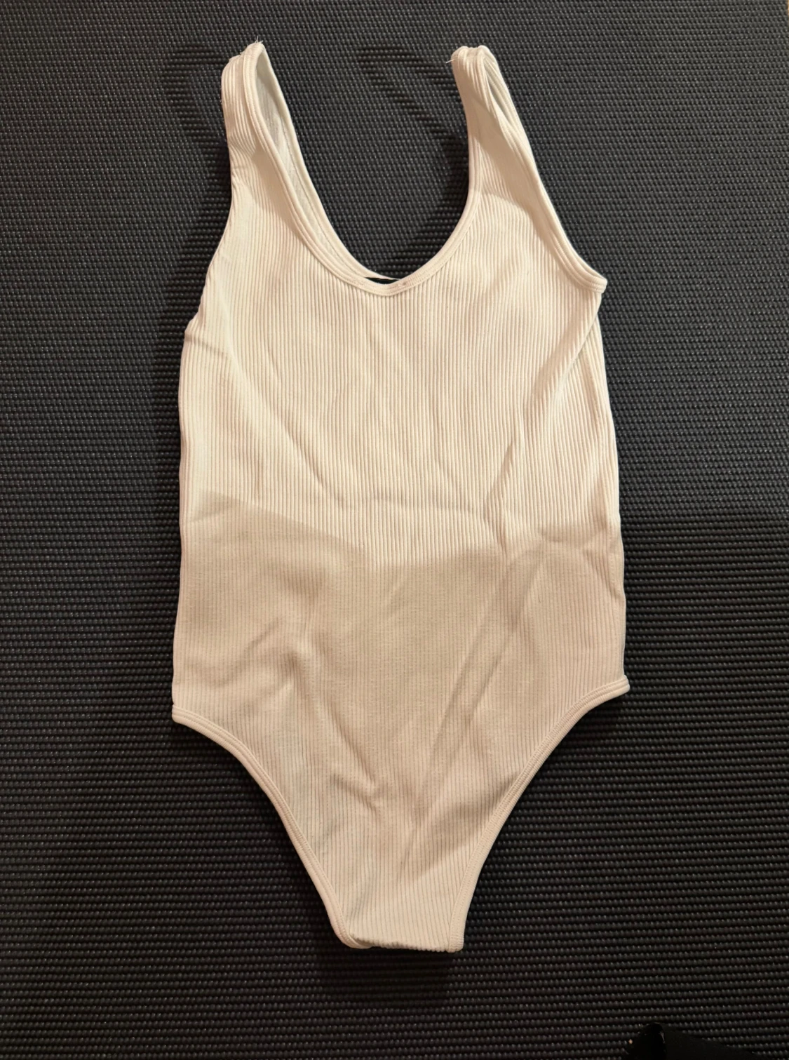 Beige ribbad body från Zara - 1