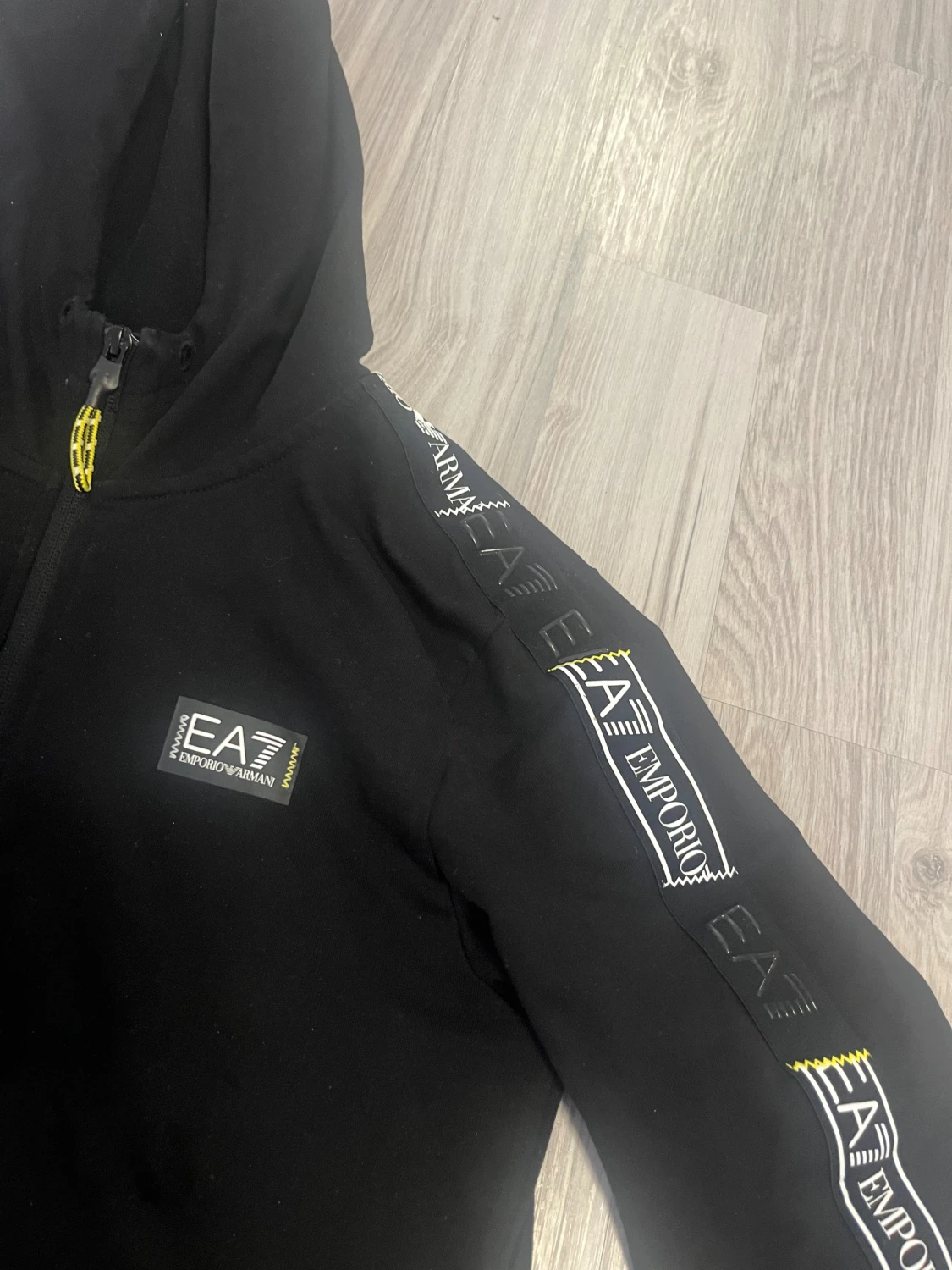 Svart EA7 hoodie med logga och dragkedja - 1