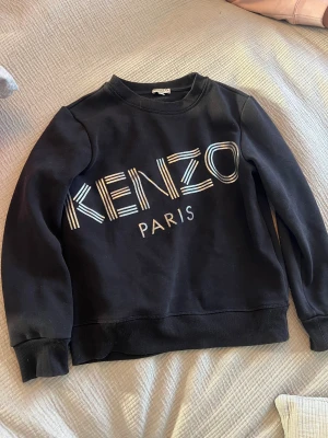 Svart sweatshirt från Kenzo Paris - Cool svart sweatshirt från Kenzo Paris med stort grafiskt tryck i silver.