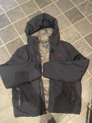 Mörkblå pufferjacka från Polo Ralph Lauren - Säljer en mörkblå pufferjacka från Polo Ralph med 10/10 skick😁 hör av er om några funderingar