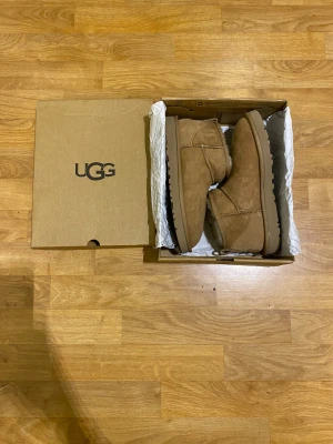 UGGS  - Nya uggs till salu 💞💞  Storlek : 39   Färg : Brun   Pris : 1499kr men kan diskuteras vid snabb affär   Fraktar samma dag som köpet sker 💓  Om du är intresserad ett minsta dugg så är det bara att skicka en pling så får du svar genast 💕💕