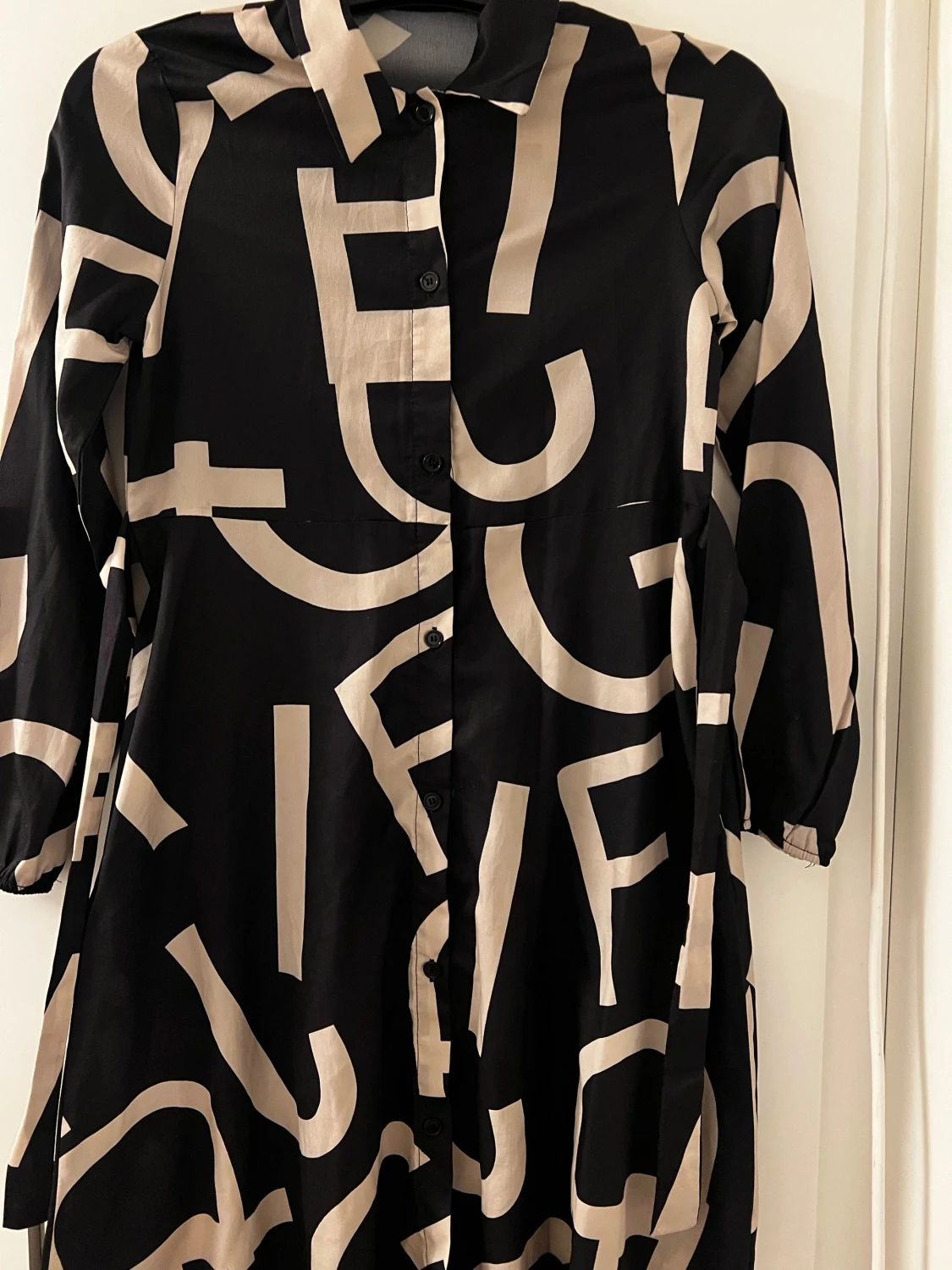 Svart skjortklänning med beige print - 1