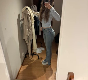 ljusblå bootcut jeans med slits - Säljer ett par jeans i ljusblå. Modellen är högmidjad med bootcut/raka ben modell har  slitsar nertill. De är långa (jag är 167)