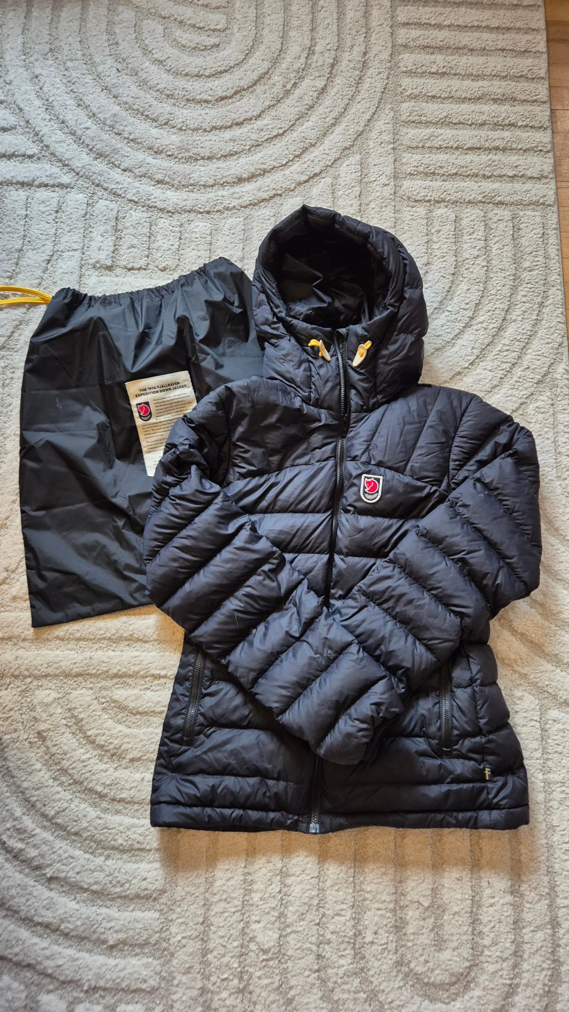 Svart dunjacka från Fjällräven