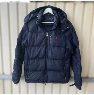 Ralph Laurne jacka  - Ralph lauren jacka i storlek S | Skick 7/10, har några små defekter men lätta att fixa | Nypris ligger på runt 5k | Vid frågor är det bara att höra av sig!