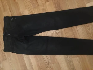 Replay Anbass - Snygga svarta Replay jeans i modellen Anbass storlek W31 L30. Köpta för 6 månader sen men är knappt använda då de var lite för små. Nypris 1299