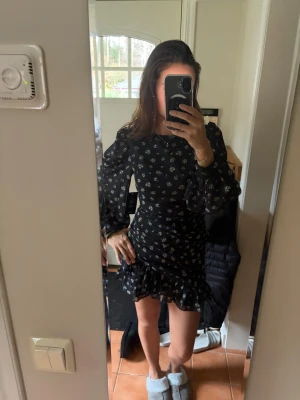 Figursydd klänning från NA-KD - Helt ny figursydd kort klänning med prislapp kvar storlek 34/XS. Fin blusmaterial.