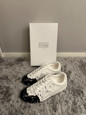 Black Splatter Margielas - Skickar ut sakerna inom 24 h! Priset kan diskuteras. Kontakta mig vid frågor!