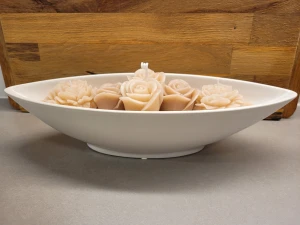 Ljus - Bilderna visar en dekorativ skål med rosformade ljus i beige nyans. Ljuset är konstnärligt utformat och passar perfekt som bordsdekoration eller present. Ljuset är med 3 stjälkar. En svag doft av jasmin.