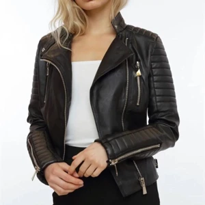 Svart skinnjacka från chiquelle  - Svart snygg skinnjacka. Den populära modellen från chiquelle. Den är i storlek 40 men jag uppskattar den som 38/36