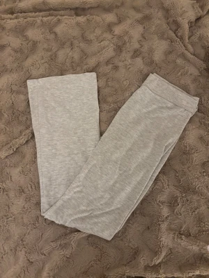 Low waist byxa - Soft chill pants från Nelly 