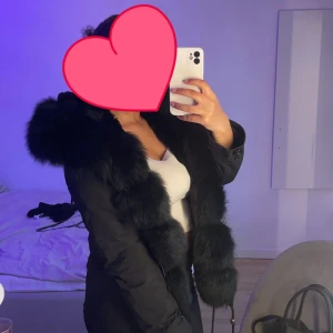 Päls jacka -  jackan köpt för 4000kr Priset kan diskuteras under snabb affär.Det är äkta päls både innuti jackan och utanpå. Jackan är i nyskick,använd under 1 vinterperiod.