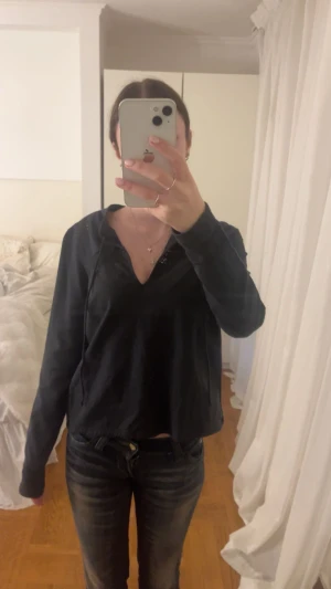 Svart blus  - Jätte fin svart blus, går att ha på två olika sett! Använt en gång