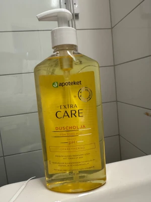 Extra Care Duscholja Apoteket - Extra Care duscholja från Apoteket, oparfymerad och speciellt framtagen för torr hud. Innehåller mjukgörande mandelolja, rapsolja och solrosolja, berikad med vitamin E och B. Kommer i en genomskinlig plastflaska med vit pump, 400 ml.
