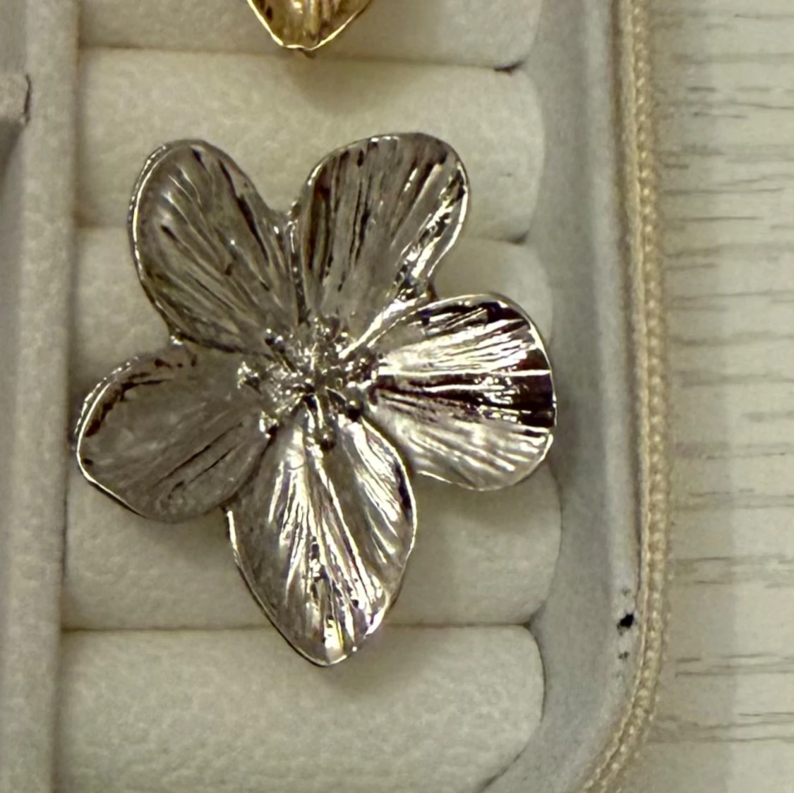 Blom ring i silver färg