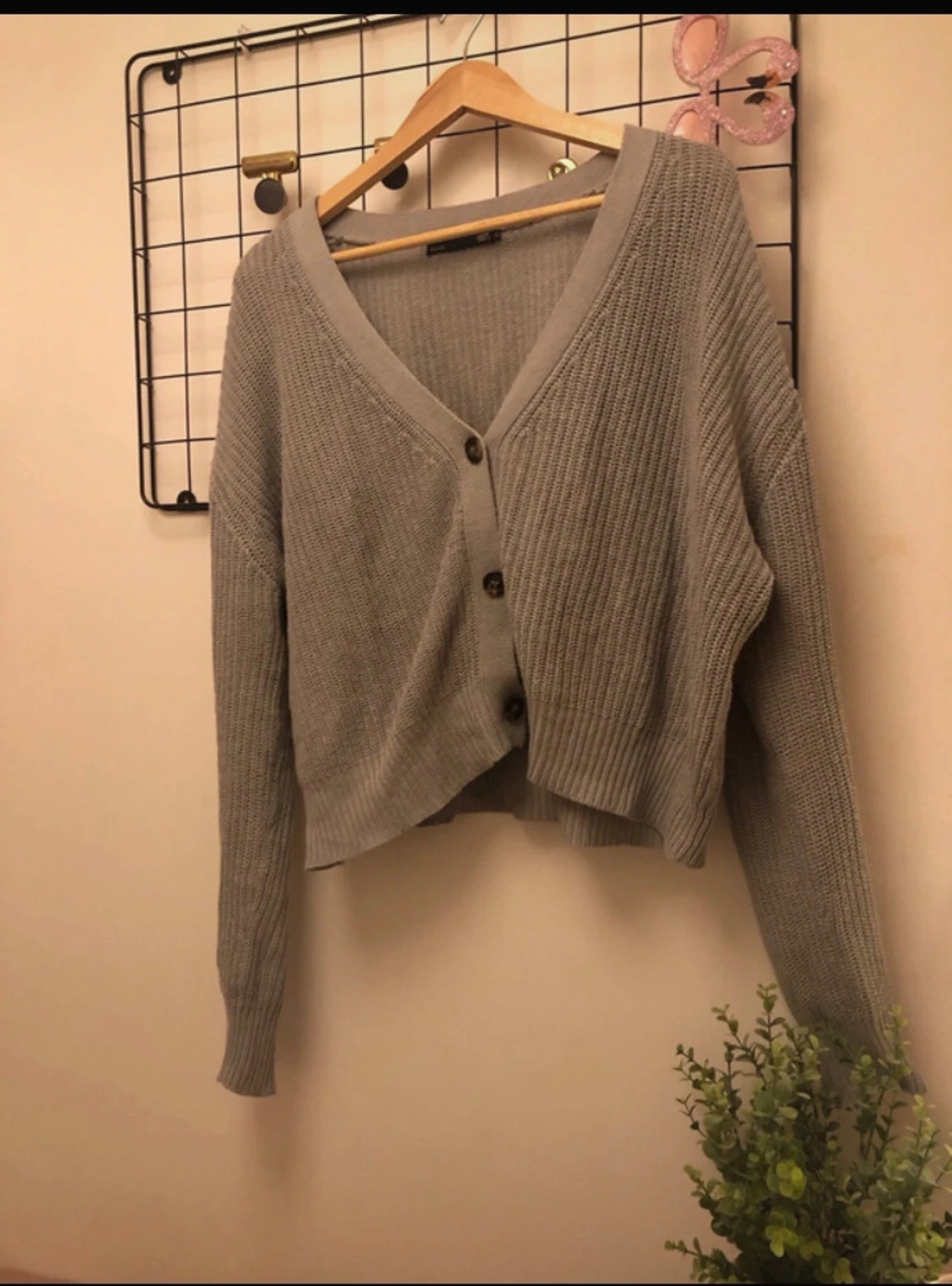 Grå croppad kofta med knappar