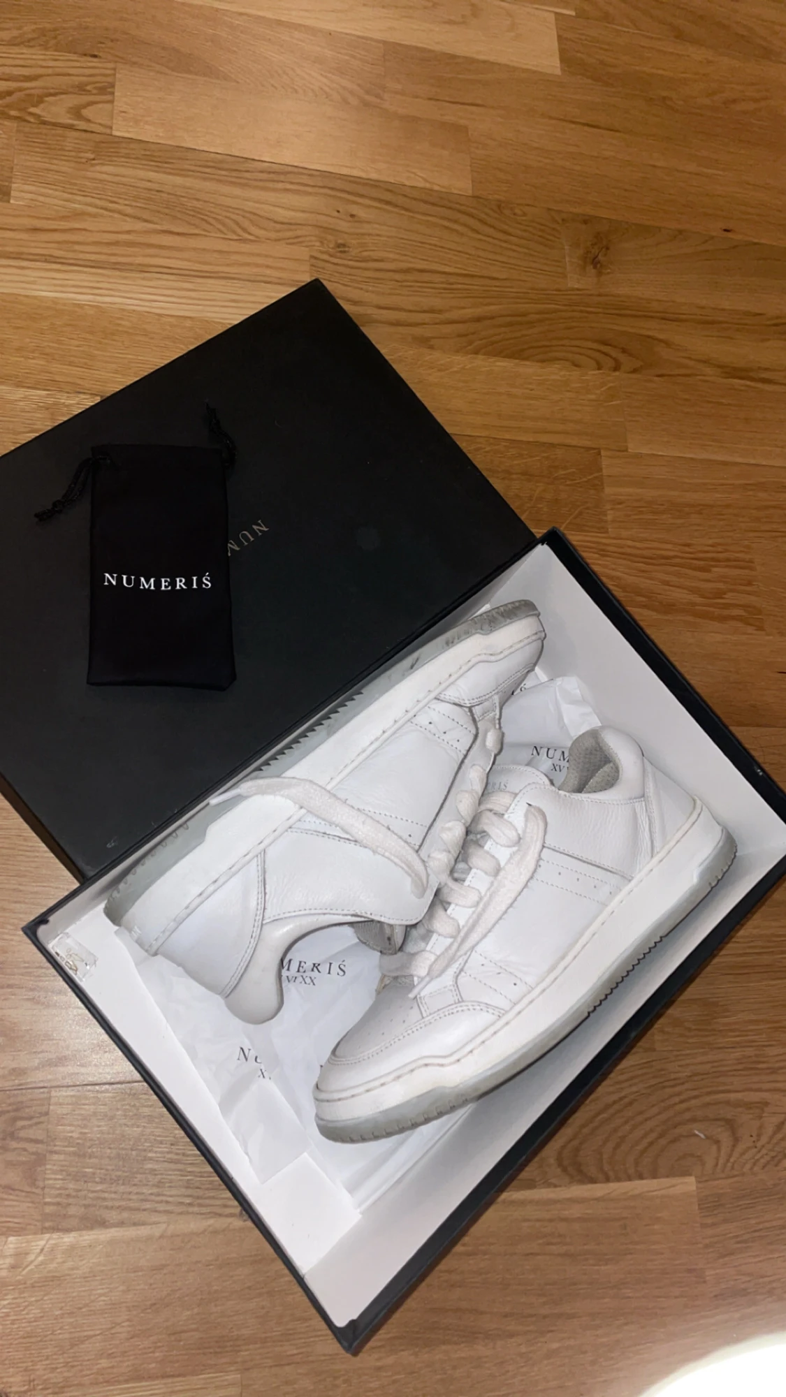 Vita sneakers från Numeris - 2