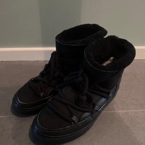 Iniuikii svarta boots - Snygga iniukiis, använda en vinter så normalt slitage. Nypris: 2399. 