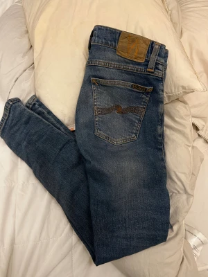 Nudie slim fit - Snygga blå jeans från Nudie Jeans. Slim fit och I väldigt bra sick max andvönda 10-15 gånger då jag växte ur dem väldigt fort. Tvekaninte på att höra av er. Fraktar helt men kan mötas i Nacka.