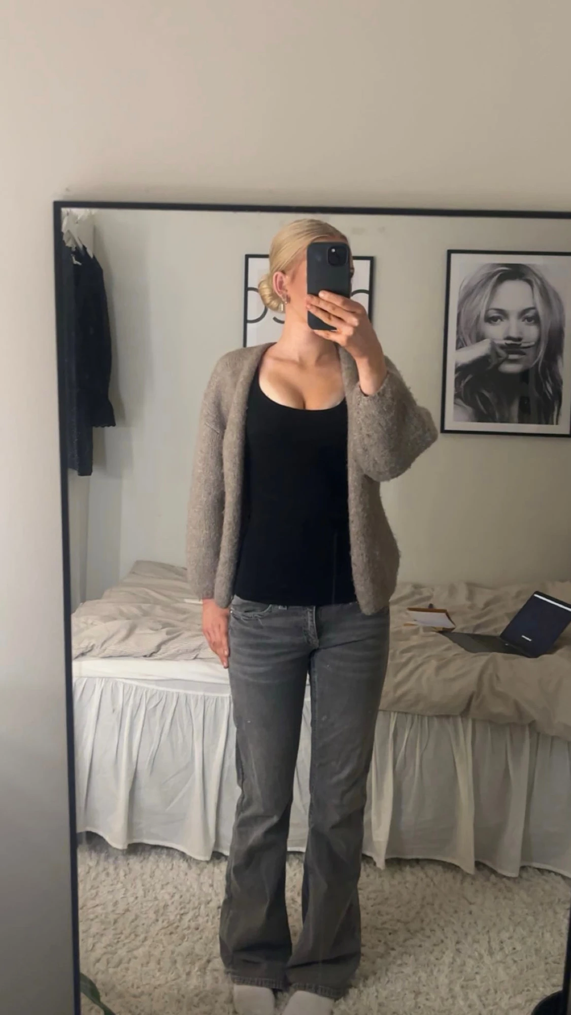 Grå bootcut jeans med broderad ficka - 4