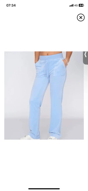 Ljus blåa juciy byxor  - Passar inte mig längre men i fint skick skriv om nu vill ha mer bilder hur dem ser ut i verkligheten 