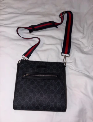 Axelväska/Mesengerbag från Guccci - Säljer en axelväska som är i väldigt fint skick och väldigt bra kvalitet, vid intresse hör av dig för mer info. Priset kan diskuteras!