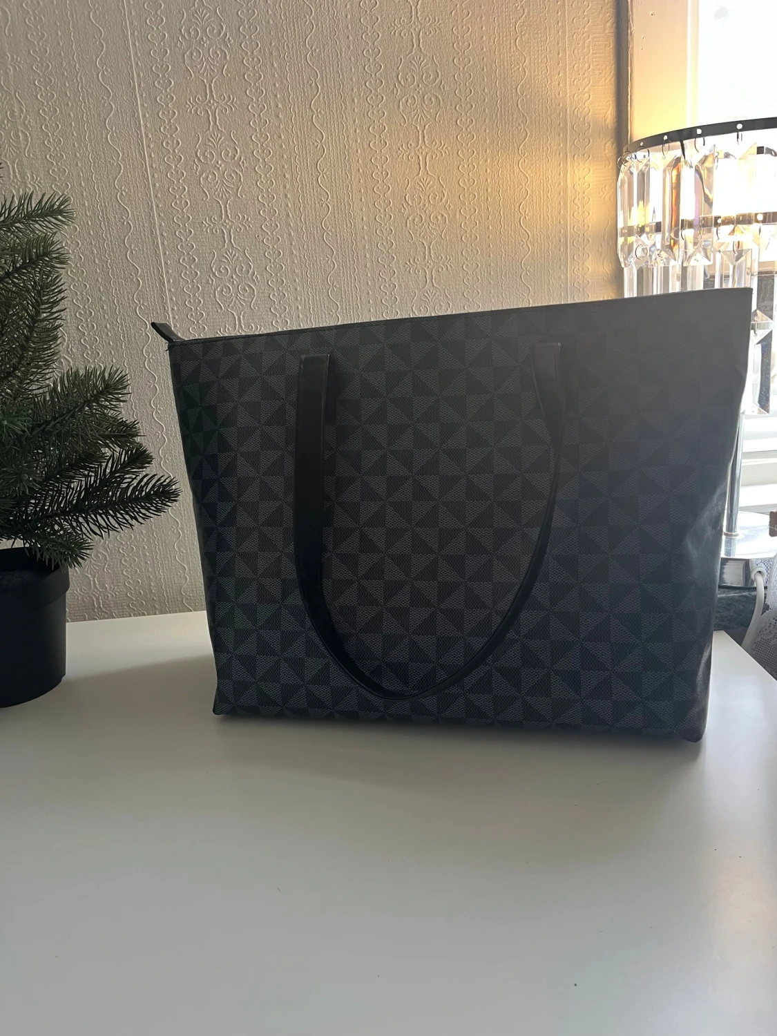 Svart shoppingväska med geometriskt mönster