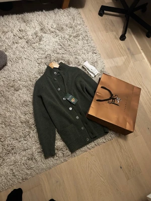 Grön cardigan Alan Paine ( går ej att få tag på) - Snygg grön kofta från Alan Paine som inte säljs längre väldigt eftertraktad och kommer med kvitto och tags 