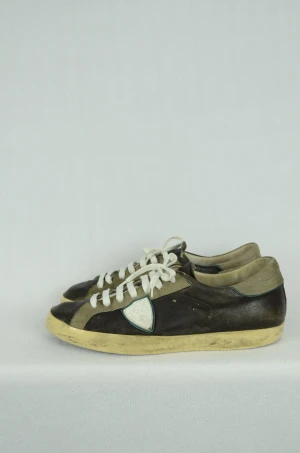 Tod’s sneakers  - PHILIPPE MODEL SNEAKERS  Storlek : 45  Passform : Normal   Användning : Skorna är i ett fint skick, design som slitning men även gulnad sulan  Nypris : Cirka 3500SEK