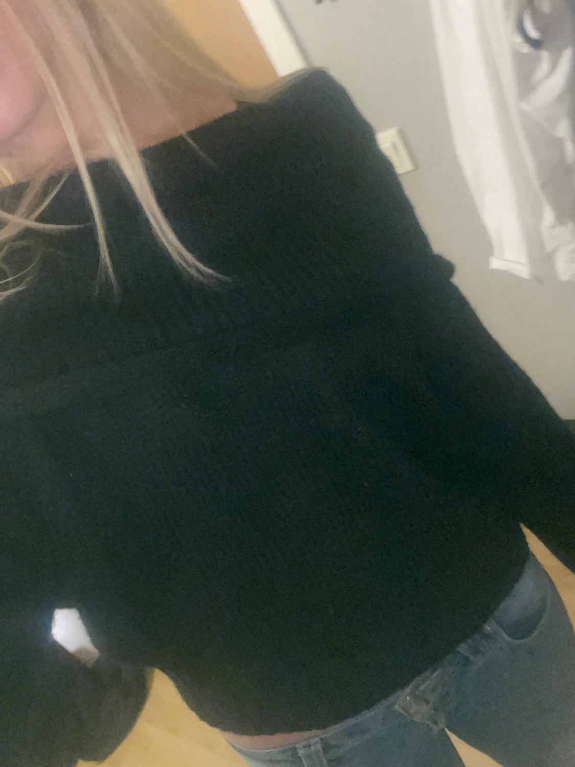Svart offshoulder stickad tröja