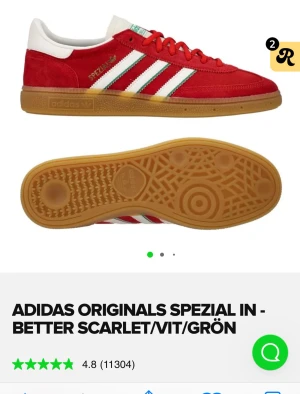 Adidas Handball Spezial röd/vit/grön - Adidassneakers i röd mocka med vita och gröna detaljer, klassiska tre ränder på sidan och gummisula. Hann ej returnera inom returtiden, därav sälj dem. I storlek 38 2/3, men jag har själv storlek 38 och dessa passar perfekt. Sköna att gå i, endast testade dock. Som ni ser är skon i sin orginalkartong. Nypris är runt tusenlappen. Perfekt för dig som gillar retrostil och färgstarka sneakers. Kolla gärna in mina andra annonser så samfraktar jag! 🥰