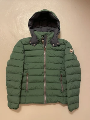 COLMAR DUNJACKA  - COLMAR Dunjacka✔️Storlek 50 (M-L)✔️Otroligt fint skick bortsett från ett litet hål (Bild 3j✔️Skriv vid minst fundering✔️