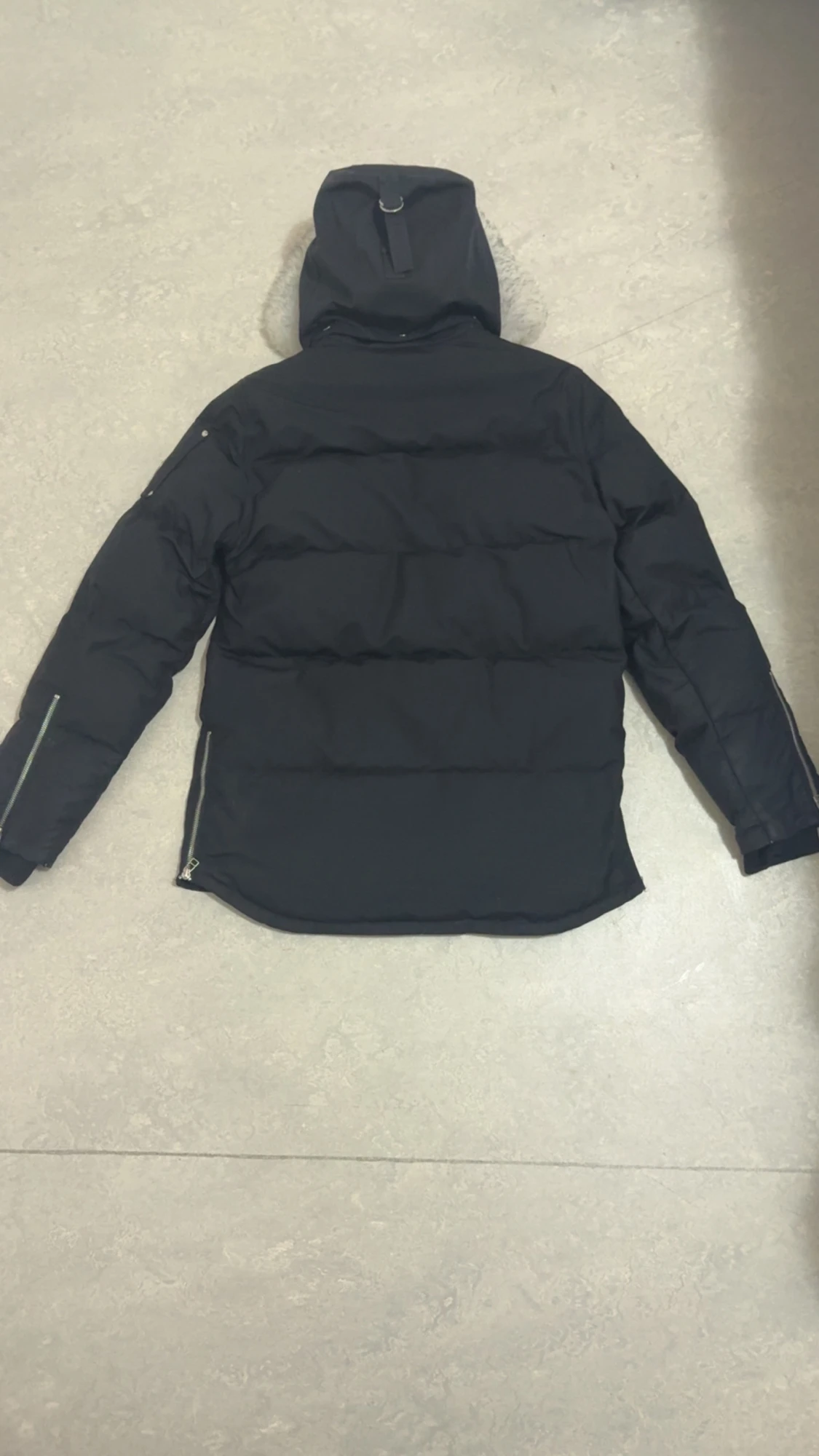 Svart dunjacka med päls på huvan - 3