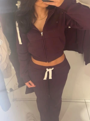 gina mjukis set - Mjukisset från gina i en mörkröd färg, endast använd fåtal gånger. Säljs endast tillsammans. Storlek xs i både byxor och hoodie.