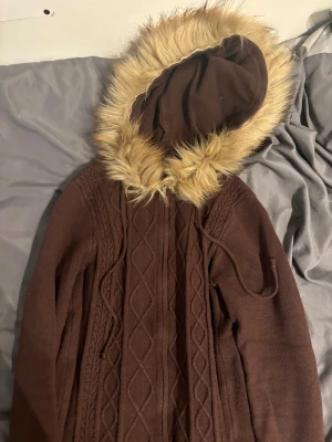 Brown hoodie with fur - Brun hoodie med fur, har haft på 1-2 gånger förut. Fin luva med fur. 