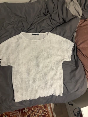 Elegant white T-shirt  - Fin vit t-shirt som har aldrig haft på förut. Säljer för jag har en likadan. Passar med flera byxor.