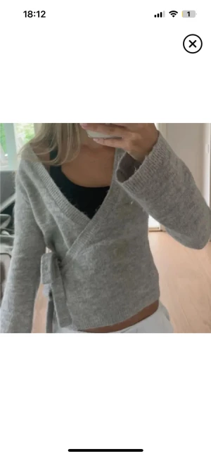 Grå omlottkofta gina  -  Stickad grå omlott tröja från Gina Tricot   Köpt för ett halvår sedan och endast använd en gång❤️