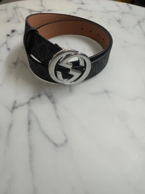 G bälte  - Säljer ett snyggt bälte för ett bra pris. Bältet är gjort i skinn och har en stilren, modern look som lyfter vilken outfit som helst. Perfekt för dig som gillar exklusiva accessoarer och vill sticka ut.