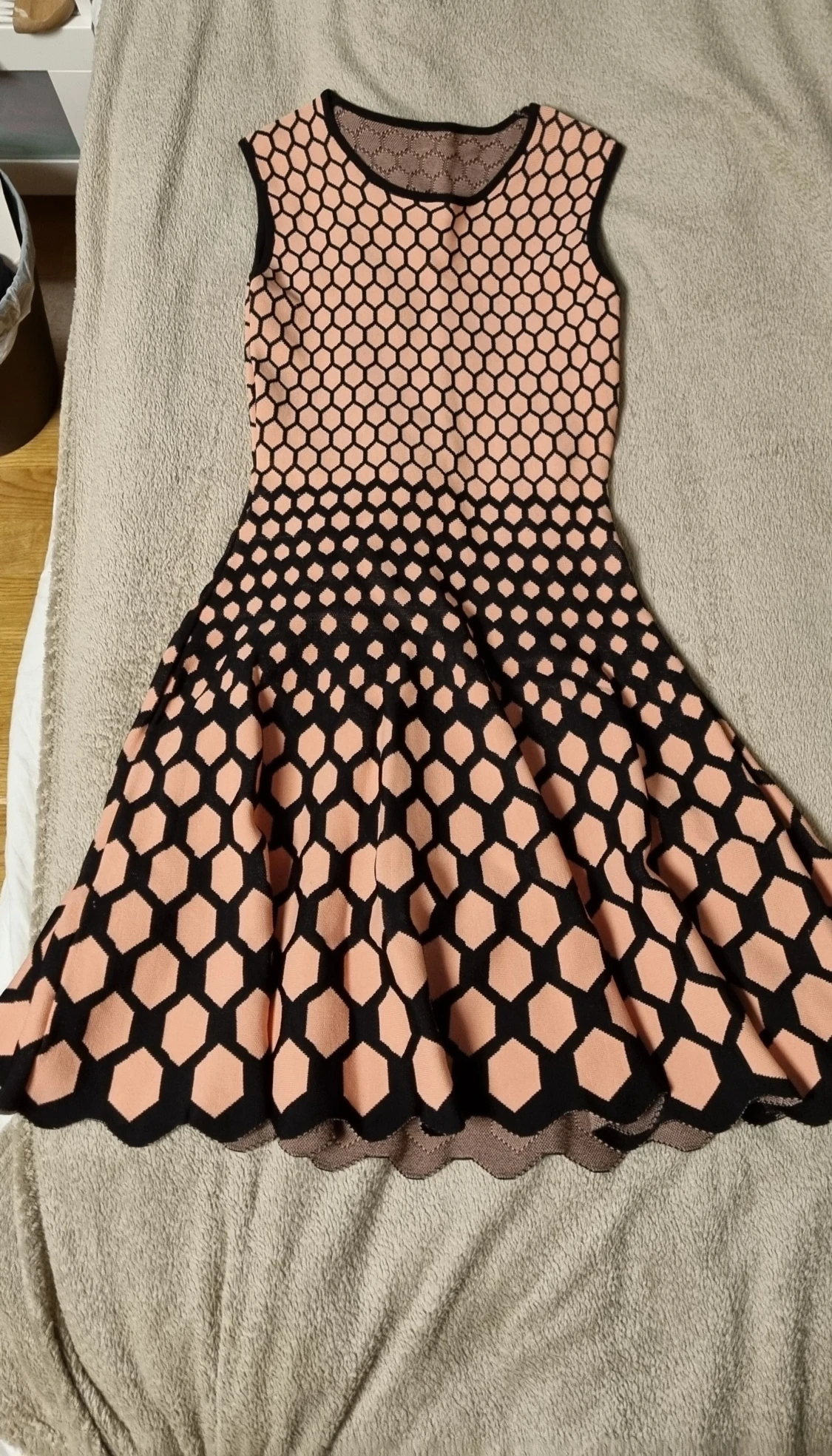 Kort ärmlös klänning med hexagonmönster