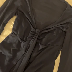 Mörkblå tröja med knyt  - Mörkblå tröja med knyt från Ginatricot är fortfarande i bra skick ställ frågor om ni har💓