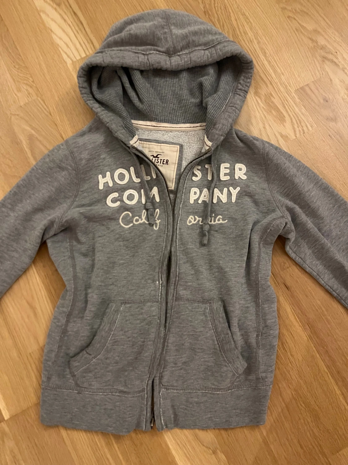 Grå hoodie från Hollister med dragkedja - 1
