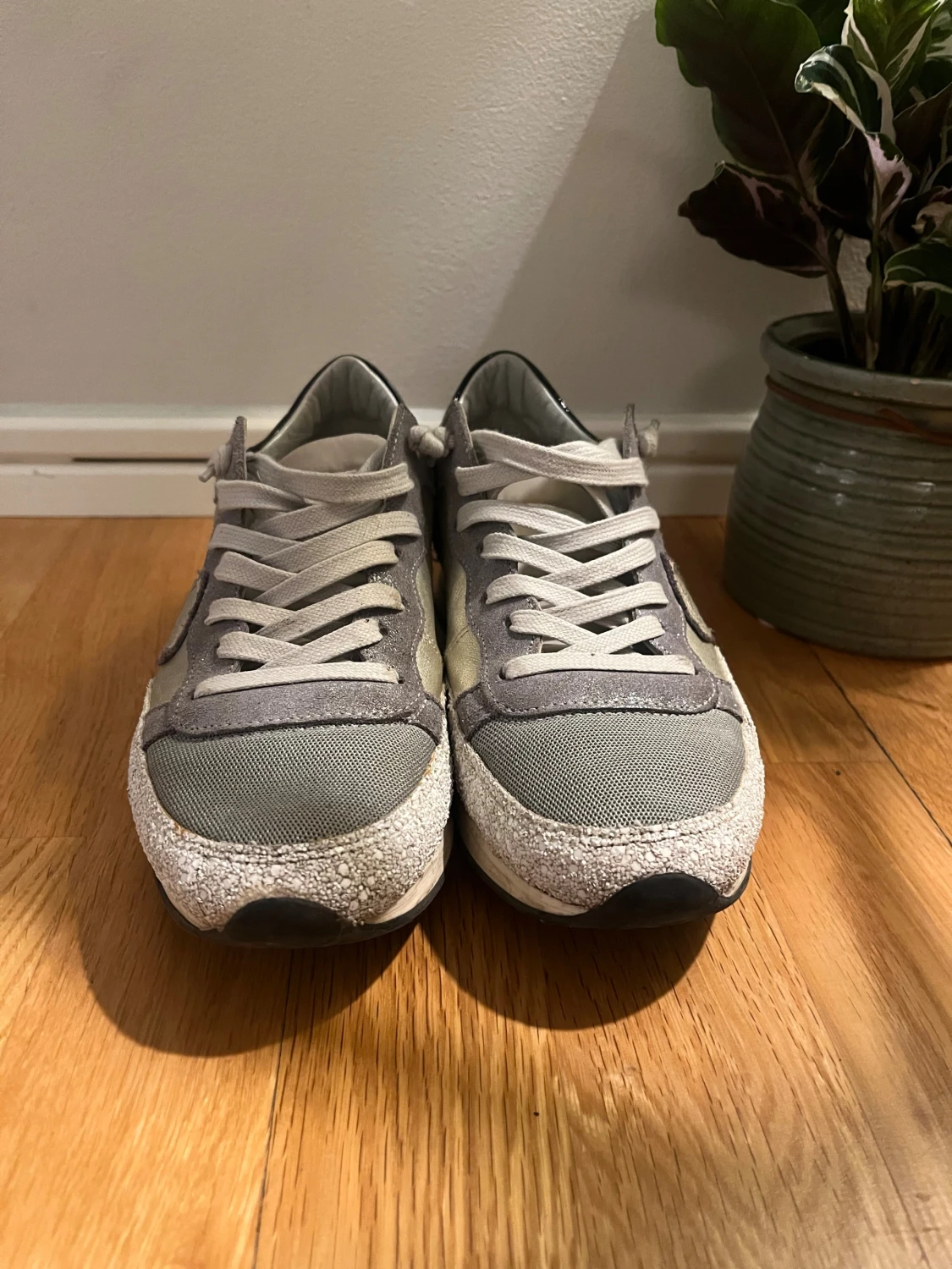 Grå-silver sneakers från Philippe Model - 2