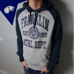 FRANKLIN & MARSHALL HOODIE  - Go Franklin & Marshall hoodie | Skick: 8/10 | Passar: M | Modellen är 182 cm | Hör av dig vid intresse eller om du undrar någonting! 